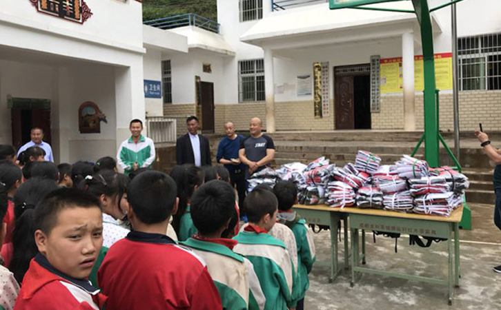 我公司領導赴大涼山園田小學慰問師生